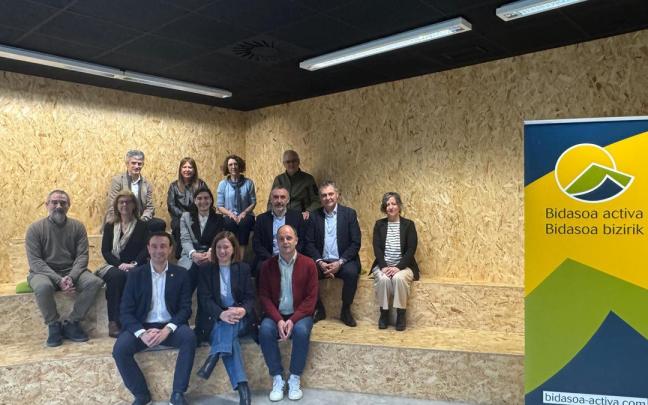 Mikel Torres, Cristina Laborda e Igor Enparan junto a distintos agentes de la comarca.