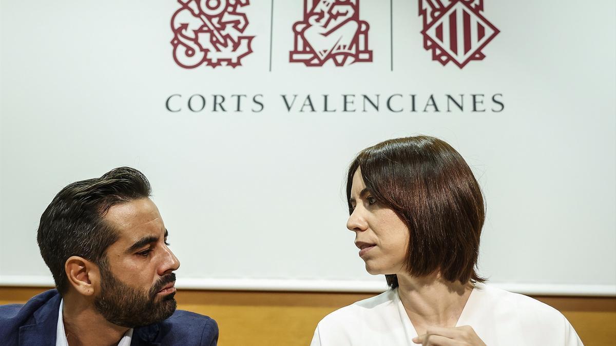 El portavoz del PSOE-PV en las Cortes, José Muñoz y la secretaria general del PSPV-PSOE, Diana Morant, durante una reunión en Les Corts Valencianes.