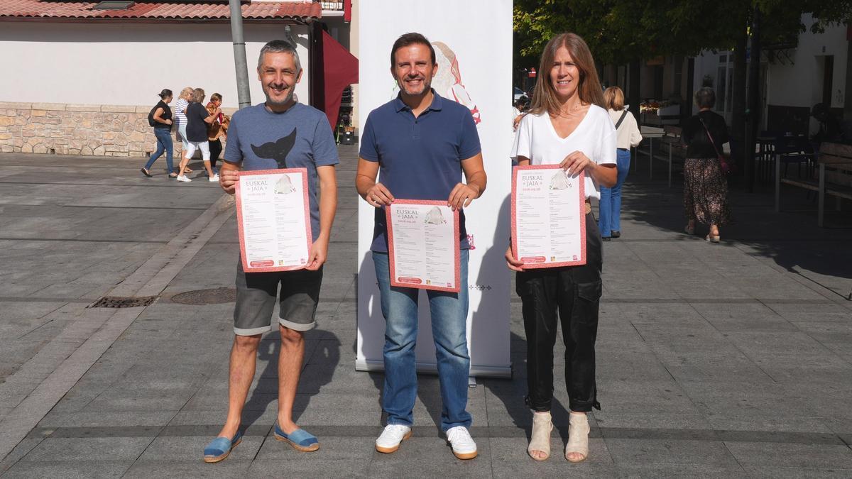 Representantes de Ttakun y del Ayuntamiento.