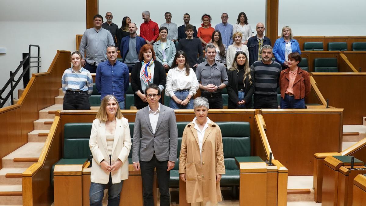 Los parlamentarios de EH Bildu tras acreditarse en la Cámara Vasca.