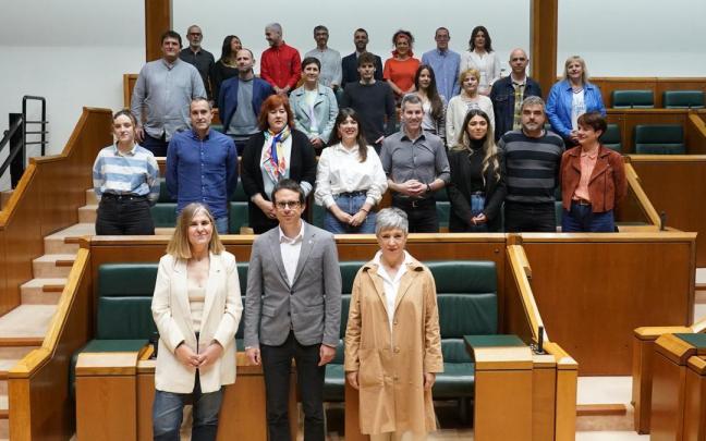 Los parlamentarios de EH Bildu tras acreditarse en la Cámara Vasca.