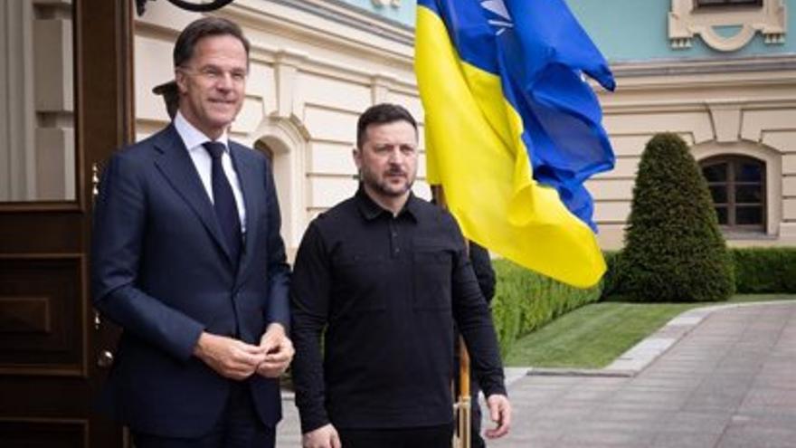 El secretario general de la OTAN, Mark Rutte, con el presidente ucraniano, Volodimir Zelenski, en Kiev