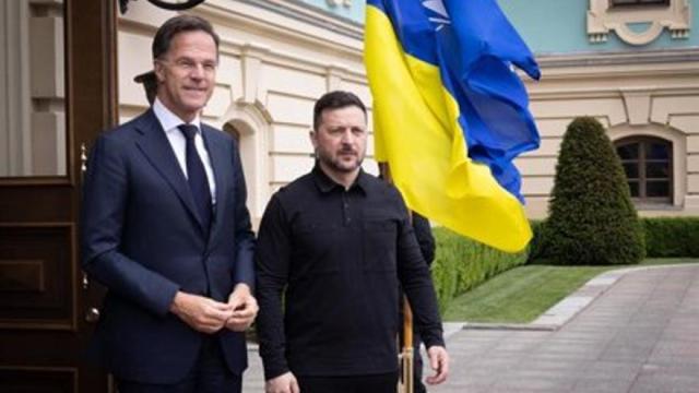 El secretario general de la OTAN, Mark Rutte, con el presidente ucraniano, Volodimir Zelenski, en Kiev