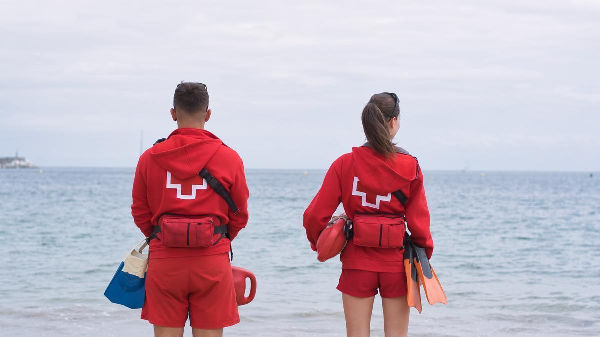 Socorristas de la Cruz Roja trabajando en la playa.