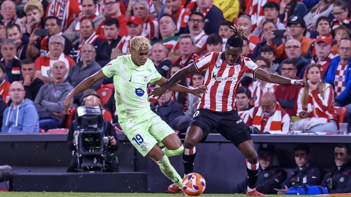 Nico Williams pelea por el balón con Lamine Yamal.