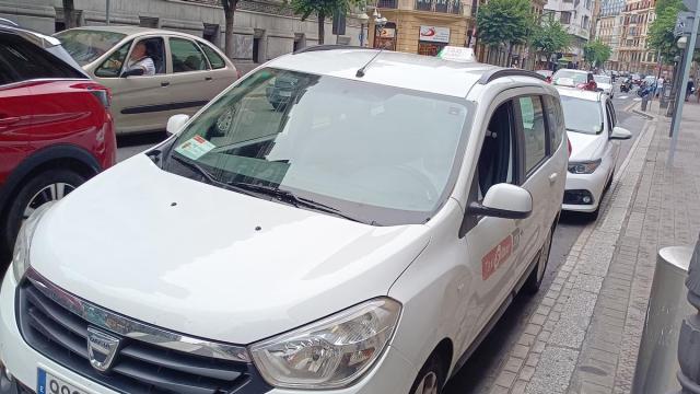 Taxi en una parada en Bilbao.