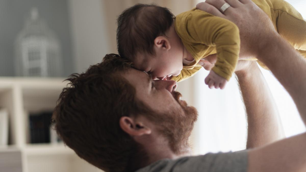 Un padre con su bebé.