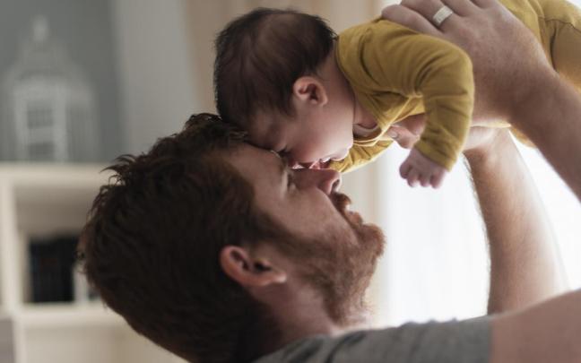 Un padre con su bebé. Un padre con su bebé.