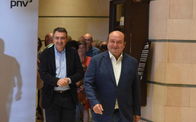 El portavoz del PNV en el Congreso, Aitor Esteban, con el presidente del EBB, Andoni Ortuzar / Jose Mari Martinez El portavoz del PNV en el Congreso, Aitor Esteban, con el presidente del EBB, Andoni Ortuzar