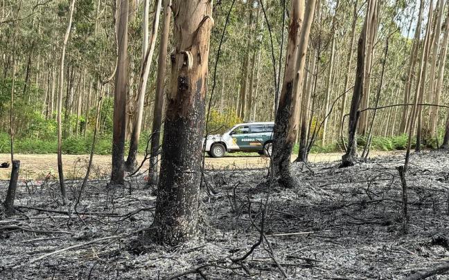 Un vehículo de la Guardia Civil en un área calcinada por un incendio en A Coruña.