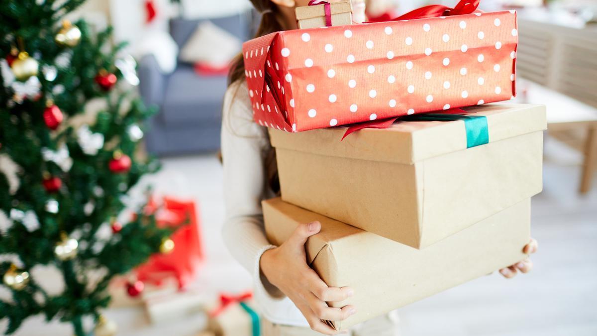 Niña feliz con regalos de Navidad