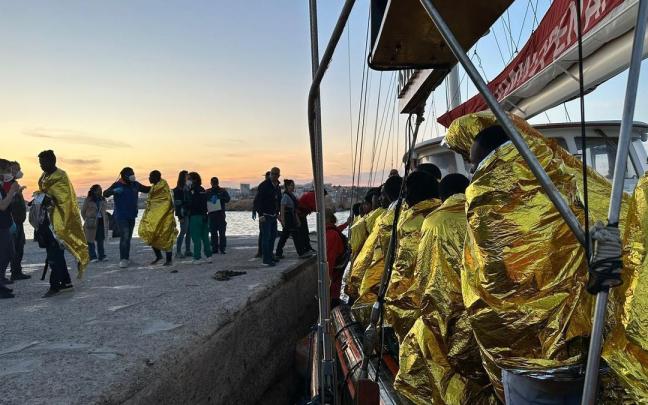 Varios migrantes rescatados en el Mediterráneo por Open Arms.
