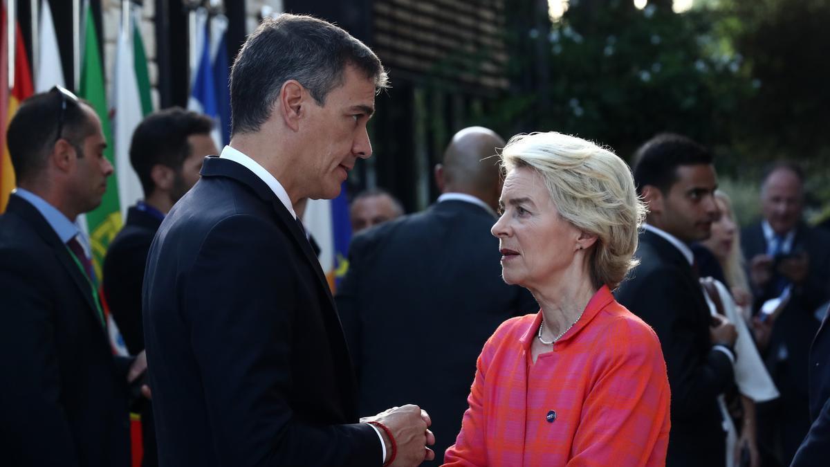 La presidenta de la Comisión Europea, Ursula Vond del Leyen, charla con el presidente español. Pedro Sánchez.