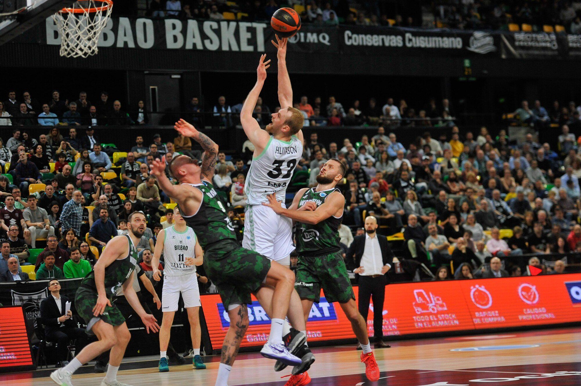 Tryggvi Hlinason lanza a la canasta del Legia en la gran remontada de Bilbao Basket en Miribilla. / JOSÉ MARI MARTÍNEZ