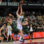 Tryggvi Hlinason lanza a la canasta del Legia en la gran remontada de Bilbao Basket en Miribilla. / JOSÉ MARI MARTÍNEZ