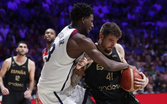 Juancho Hernangómez y el estadounidense Jaren Jackson Jr. pelean por el balón durante el partido.