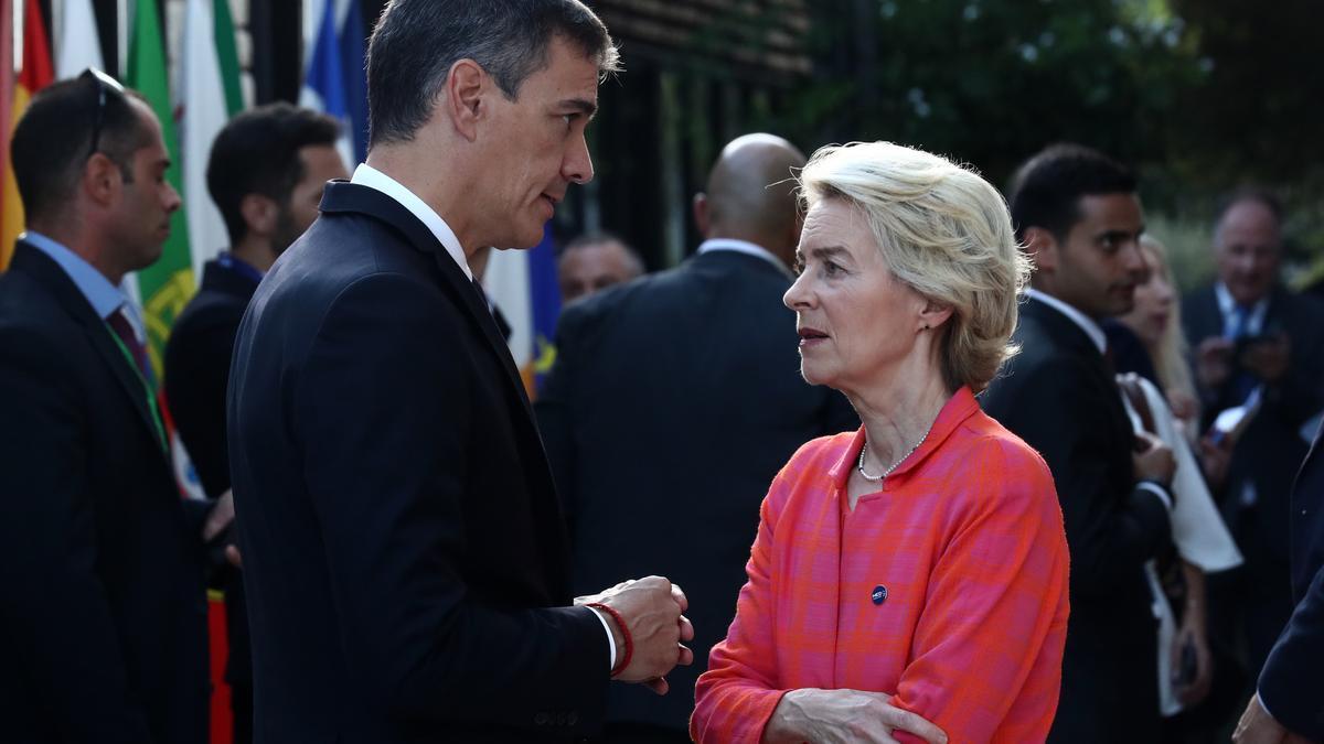Pedro Sánchez y Ursula von der Leyen conversan durante un foro europeo.