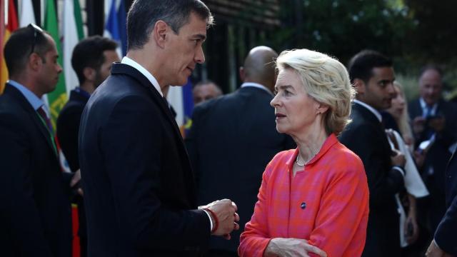 Pedro Sánchez y Ursula von der Leyen conversan durante un foro europeo.
