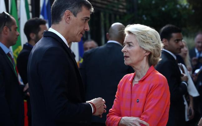 Pedro Sánchez y Ursula von der Leyen conversan durante un foro europeo.