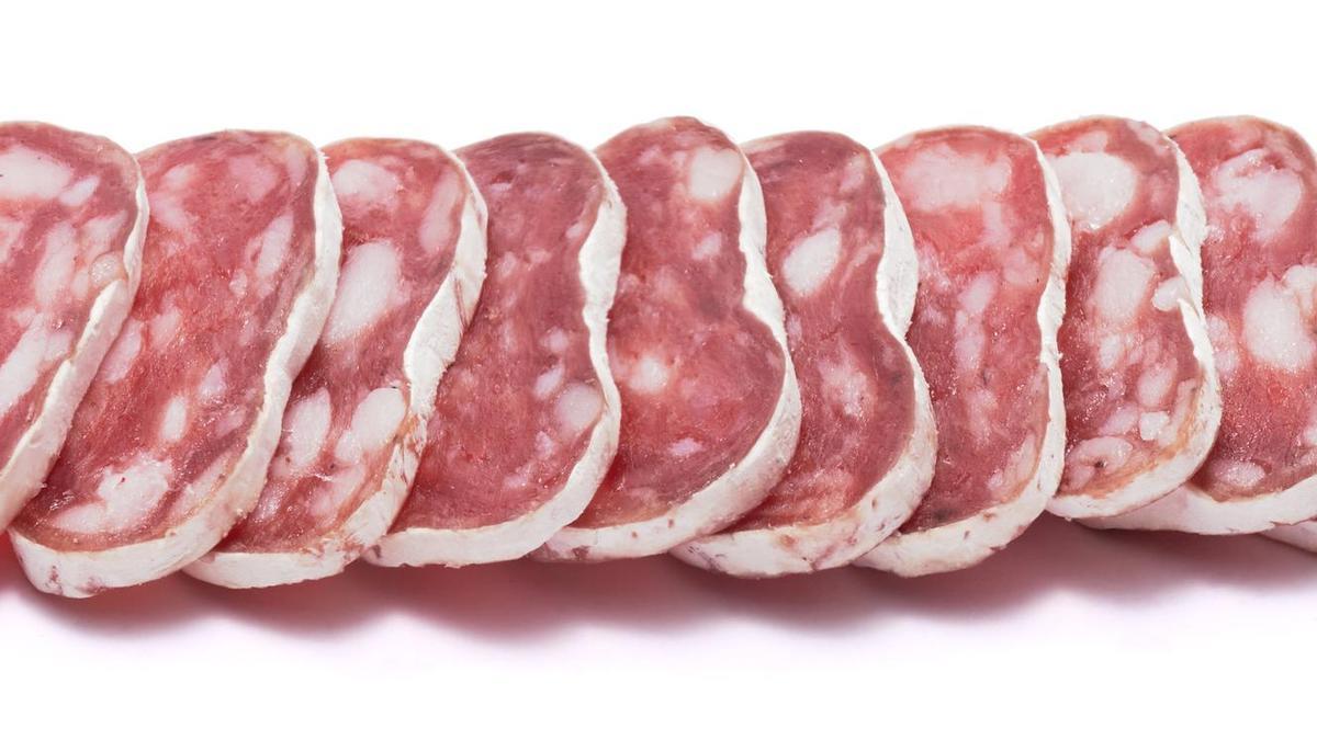 Ruedas de fuet listas para comer a las que no se ha quitado la piel.
