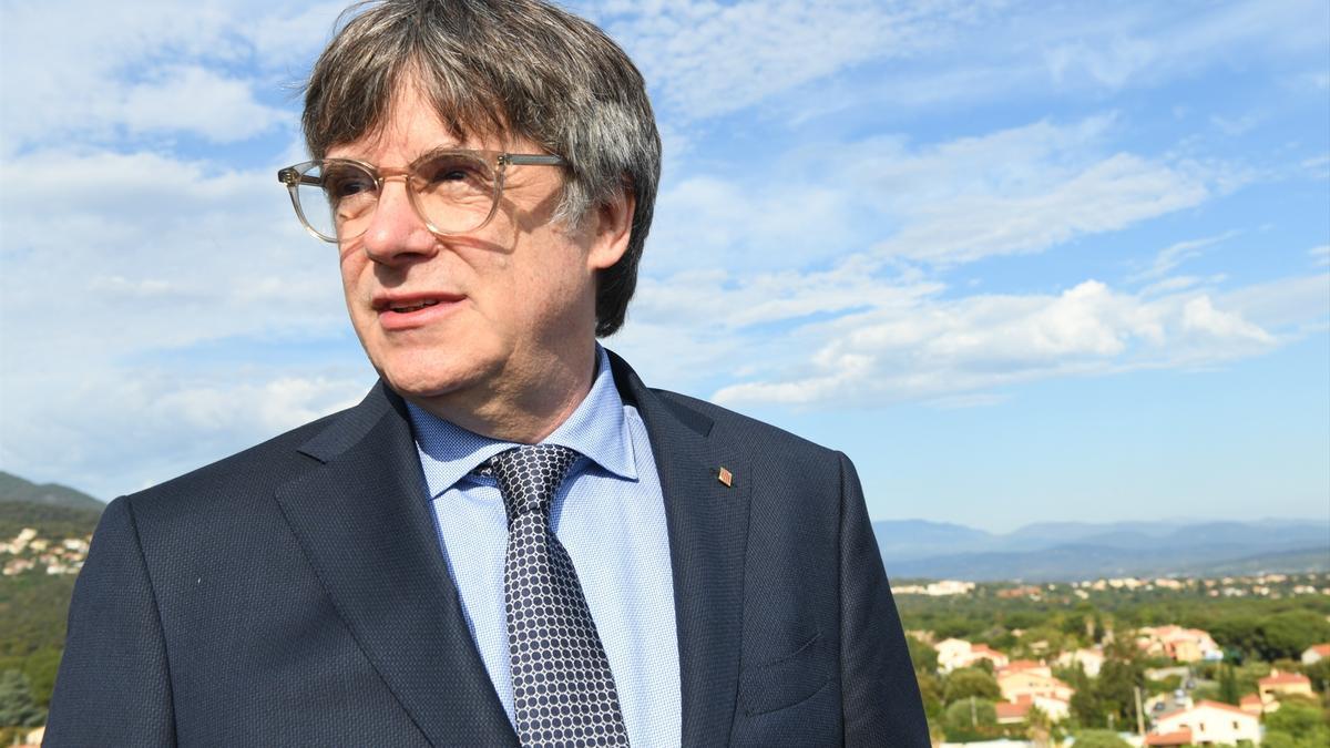 El expresidente de la Generalitat de Catalunya y candidato de Junts a las elecciones catalanas, Carles Puigdemont, realiza unas declaraciones a la prensa, en el Castillo de La Roca d’Albera.