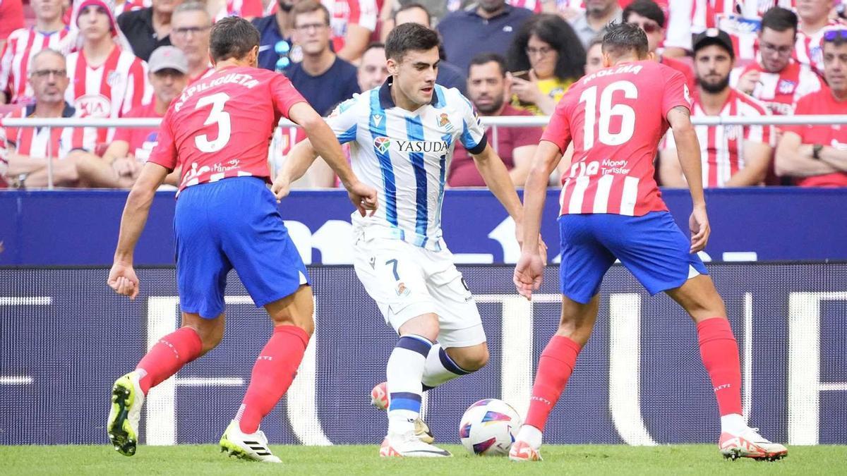 Barrenetxea, defendido por Azpilicueta y Molina en el partido del domingo en el Metropolitano. / N.G.