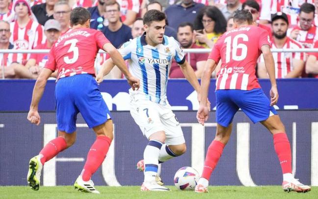 Barrenetxea, defendido por Azpilicueta y Molina en el partido del domingo en el Metropolitano. / N.G.
