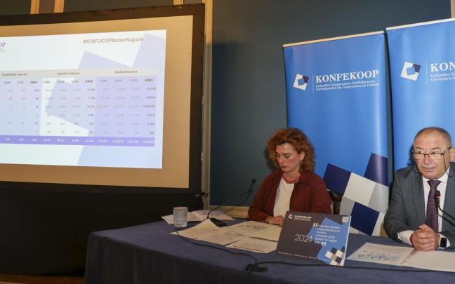 La presidenta de Konfekoop, Rosa Lavín, junto al director, Iñaki Nubla, presentaron este viernes el balance del 2024 y los principales hitos del año 2025. / EFE La presidenta de Konfekoop, Rosa Lavín, junto al director, Iñaki Nubla, presentaron este viernes el balance del 2024 y los principales hitos del año 2025.
