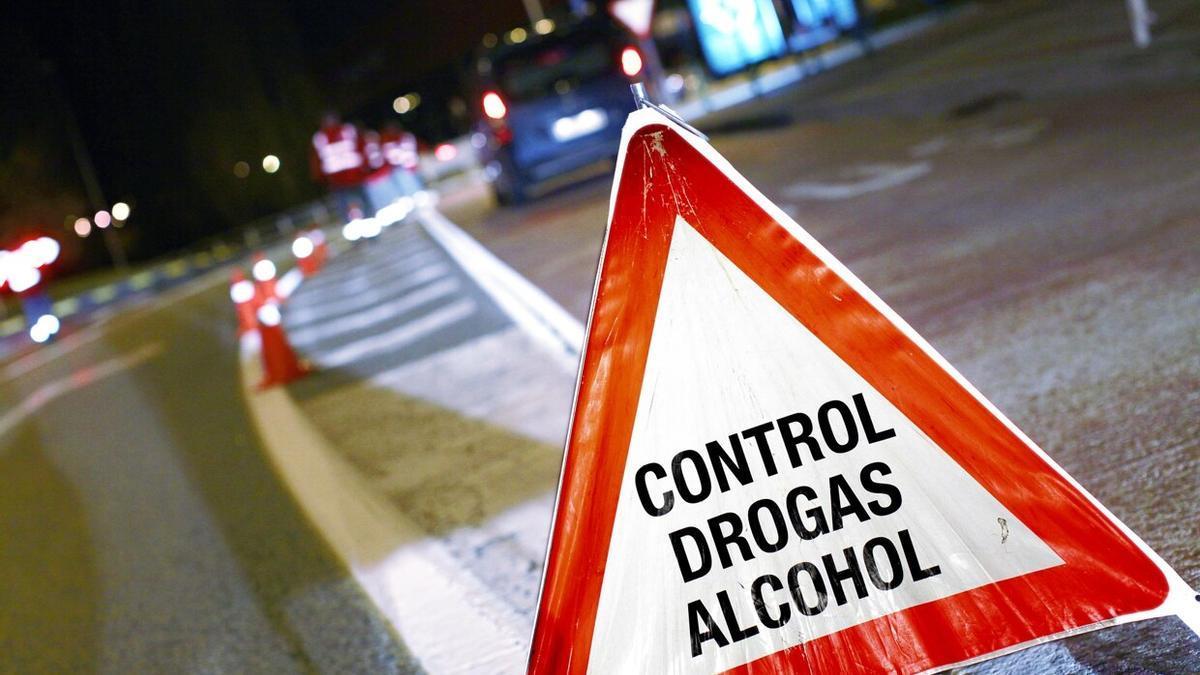 Señal de aviso de la presencia de un control de drogas y alcohol en Pamplona.