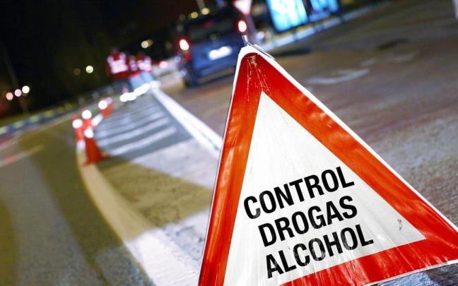 Señal de aviso de la presencia de un control de drogas y alcohol en Pamplona.