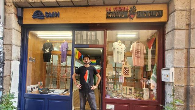 Romain Lauféron, en el exterior de la tienda y cooperativa de iniciativa social.