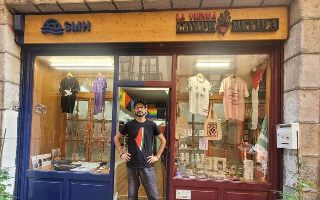 Romain Lauféron, en el exterior de la tienda y cooperativa de iniciativa social.