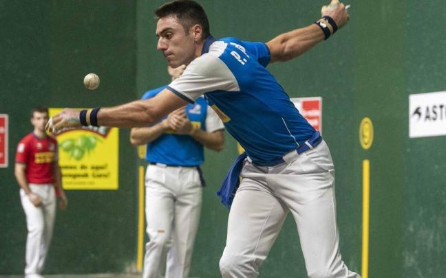 Peio Etxeberria, en un partido del Parejas en el Ogueta de Gasteiz. / Álex Larretxi Peio Etxeberria, en un partido del Parejas en el Ogueta de Gasteiz.