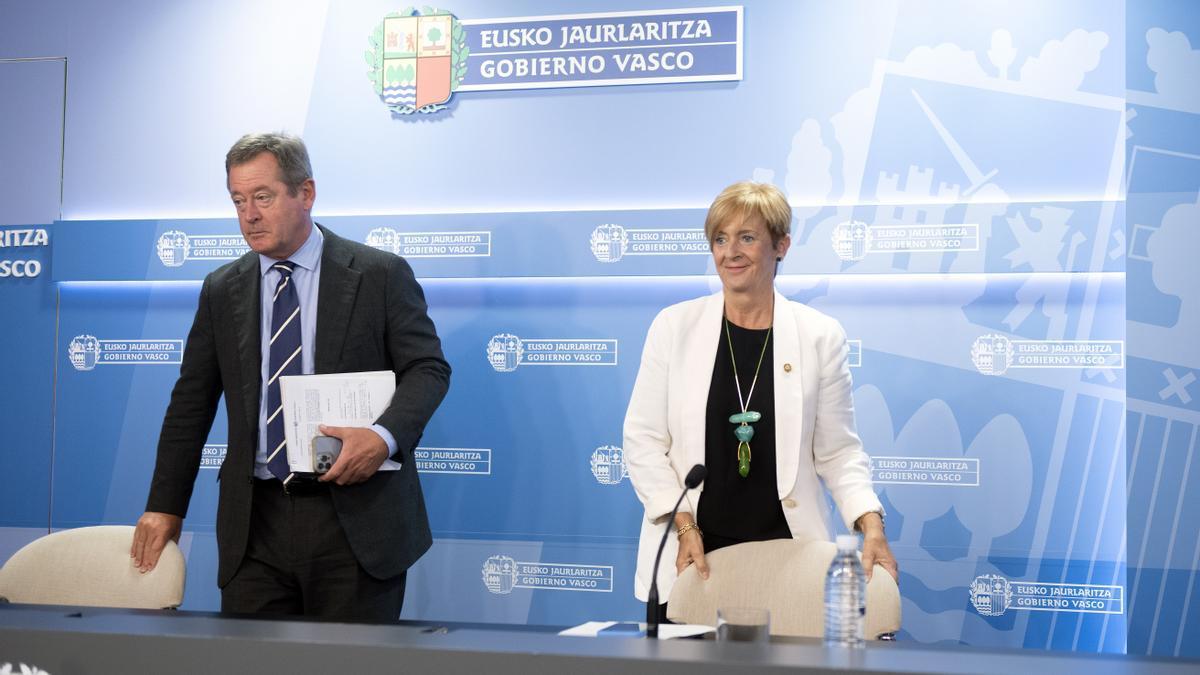 El portavoz del Gobierno vasco, Bingen Zupiria, y la Consejera de Desarrollo Económico, Sosteniblidad y Medio Ambiente, Arantxa Tapia