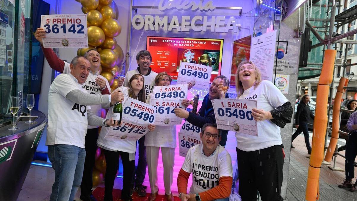 Una familia, cliente habitual de la administración de lotería Ormaechea, celebra el Gordo de Navidad tras jugar el mismo número durante casi 40 años