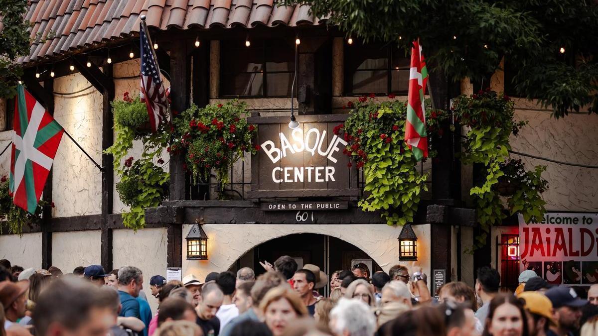 Una multitud se agolpa ante el ‘Basque Center’ de Boise (Idaho), durante el último Jaialdi, la gran fiesta de los centros vascos de Estados Unidos.