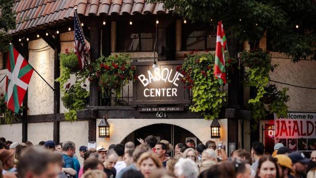 Una multitud se agolpa ante el ‘Basque Center’ de Boise (Idaho), durante el último Jaialdi, la gran fiesta de los centros vascos de Estados Unidos.