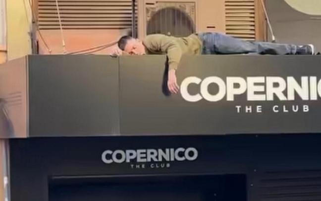 El joven, dormido sobre la fachada.