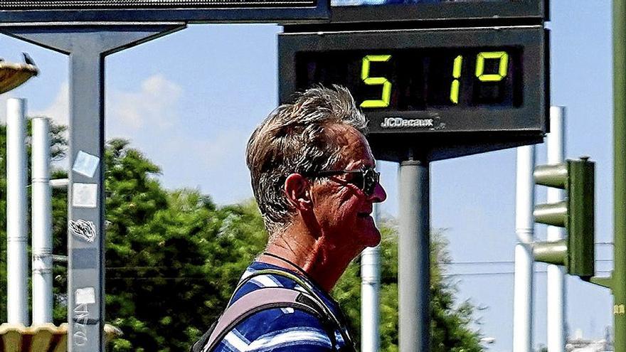 Un termómetro marca 51 grados en Sevilla durante la ola de calor de la pasada semana. | FOTO: E. P.