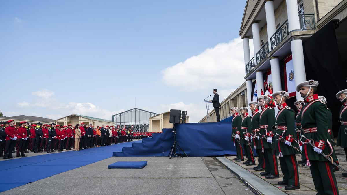 Acto de entrega de credenciales a las y los agentes de la 4ª promoción de la Euskal Polizia