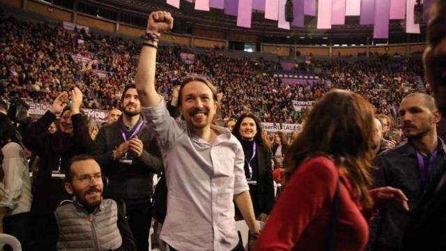 Pablo Iglesias, junto a Pablo Echenique, saluda a la militancia de un Podemos en la cresta de la ola en la Asamblea conocida como Vistalegre II, celebrada en febrero de 2017.