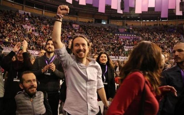 Pablo Iglesias, junto a Pablo Echenique, saluda a la militancia de un Podemos en la cresta de la ola en la Asamblea conocida como Vistalegre II, celebrada en febrero de 2017.