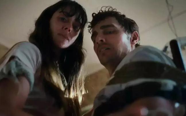 Alison Brie y Dave Franco en 'Together'