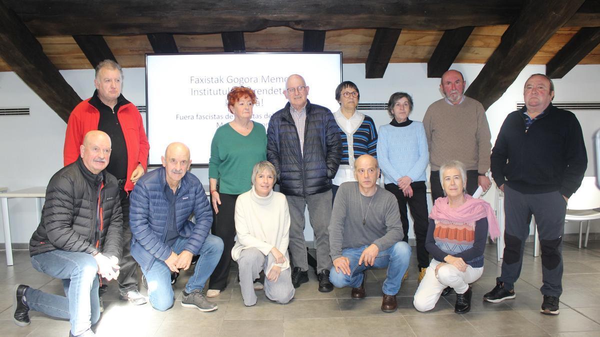 Integrantes de Intxorta 1937 Kultur Elkartea y familiares de arrasatearras que Gogora incluye en sus listas como requetés o voluntarios, cuando no lo fueron.