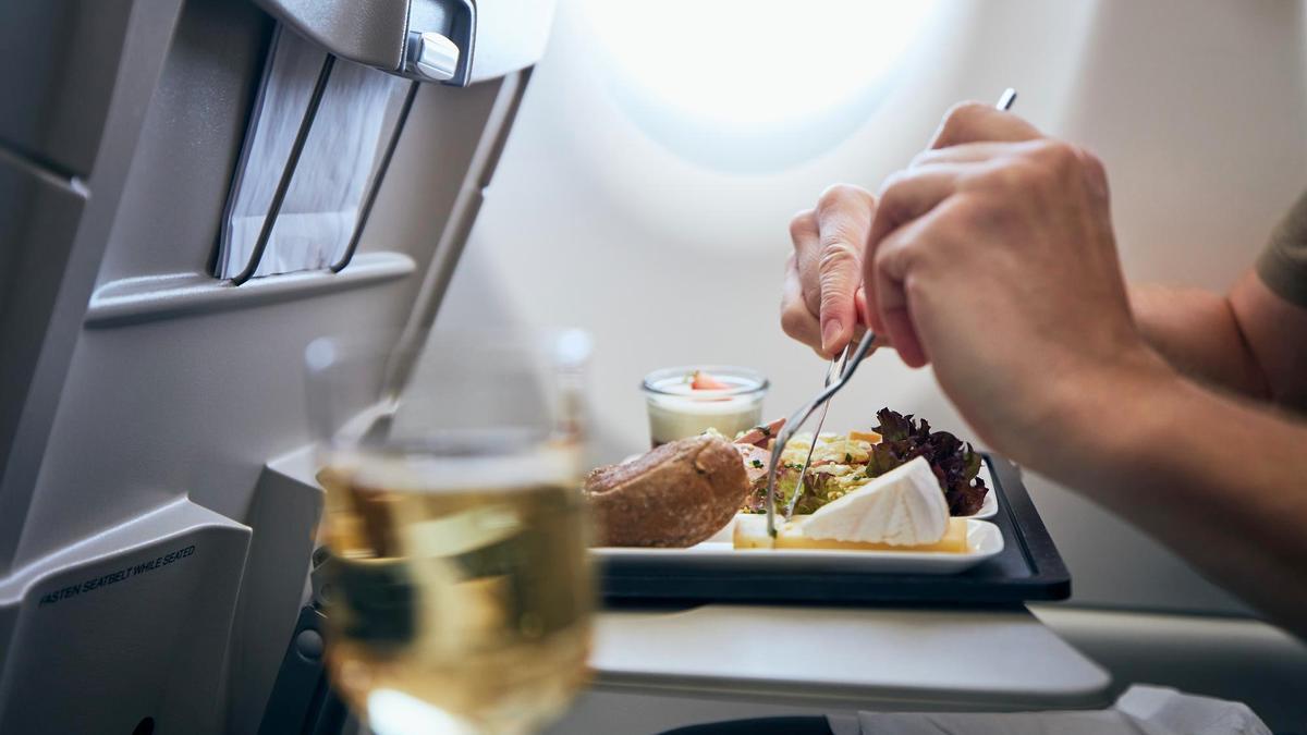 Una persona come en el avión.