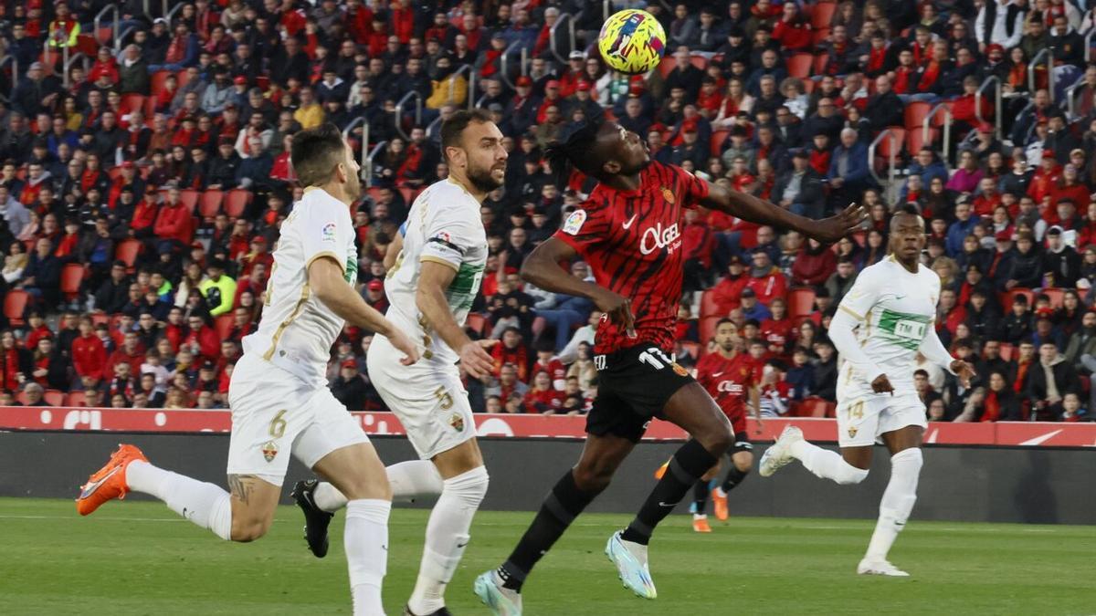 Jugadores del Mallorca y del Elche se disputan el balón en el partido que los enfrentó este sábado.