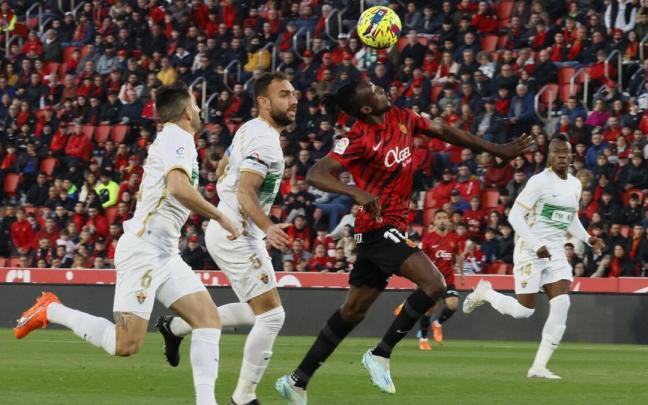 Jugadores del Mallorca y del Elche se disputan el balón en el partido que los enfrentó este sábado. Jugadores del Mallorca y del Elche se disputan el balón en el partido que los enfrentó este sábado.
