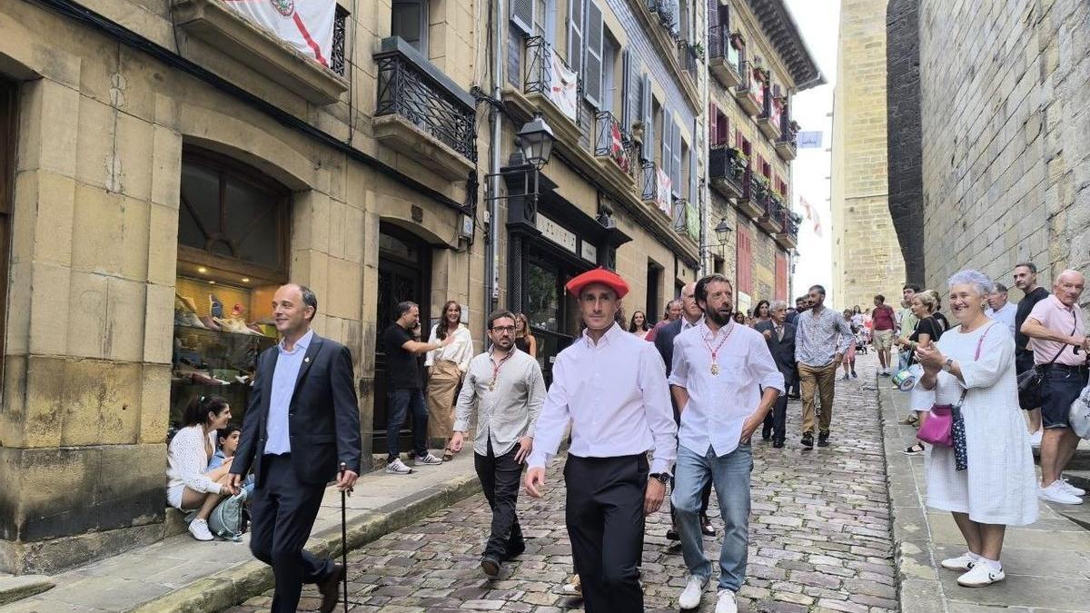 Ioseba Amunarriz, en la calle Mayor encabezando la comitiva en el trayecto entre Arma Plaza y el Ayuntamiento de Hondarribia