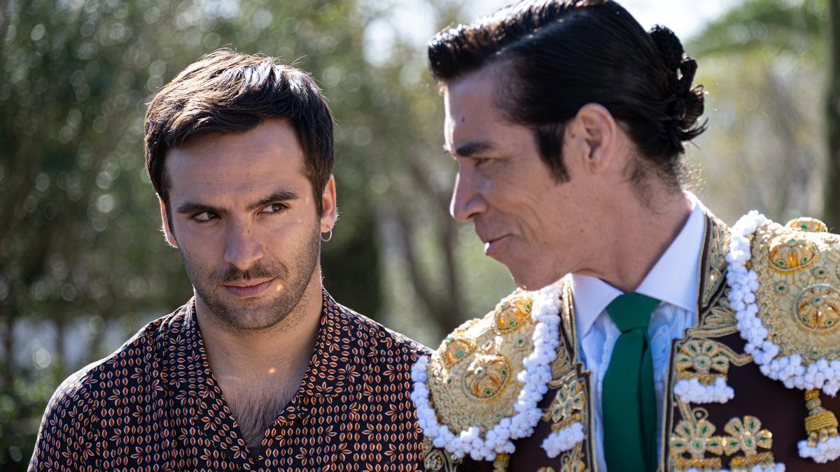 Ricardo Gómez y Óscar Jaenada, en una escena de la serie ‘La suerte’