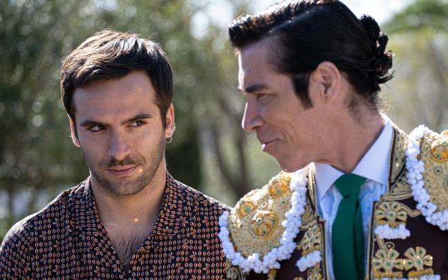 Ricardo Gómez y Óscar Jaenada, en una escena de la serie ‘La suerte’